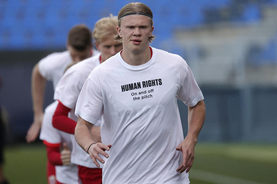  Erling Haaland lämmitteli hölkäten mietteliäs ilme naamallaan T-paidassa, jossa lukee Human Rights on and off the pitch. 