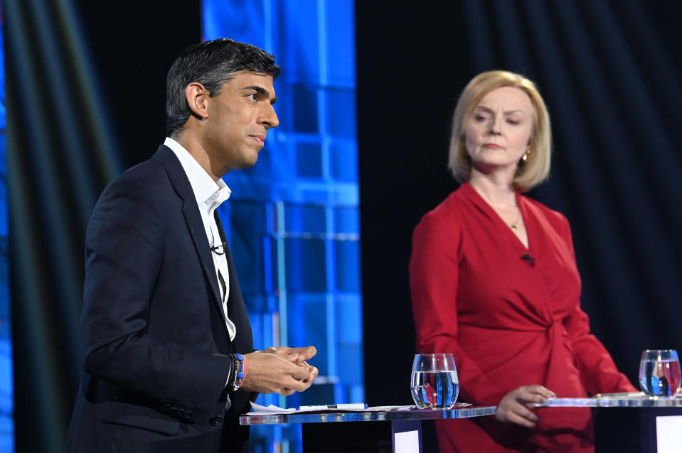 Rishi Sunak ja Liz Truss esiintyivät ehdokastentissä televisiossa.