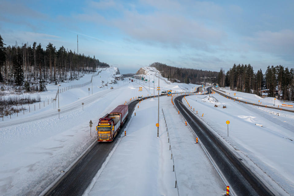 Ilmakuva Kirri-Tikkakoski -moottoritien alkupäästä Kirristä ennen väylän käyttöönottoa. Kuvassa näkyy rekka vanhalla nelostiellä ja taustalla uusi väylä kallioleikkauksineen.