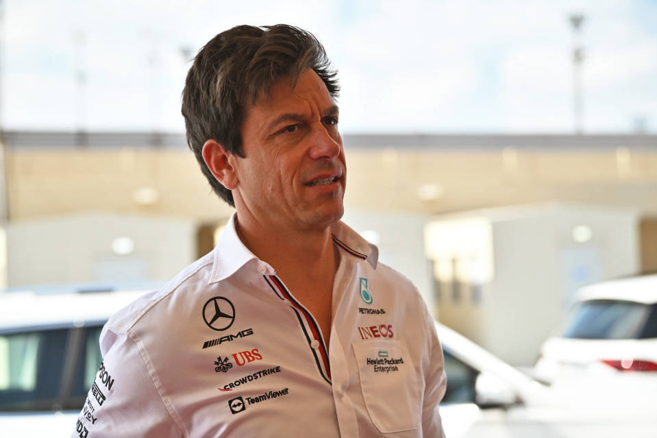 Toto Wolff mietteliäänä Abu Dhabissa