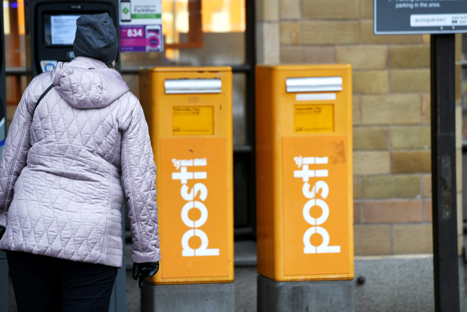 Postilaatikkoja Pääpostin edustalla Helsingissä 18. marraskuuta