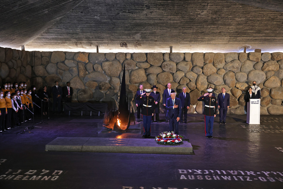 Presidentti Joe Biden kävi holokaustin uhreille omistetussa Yad Vashem -muistokeskuksessa Jerusalemissa 13.7.2022. 