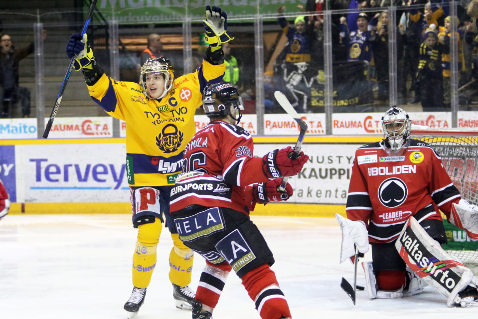 Arttu Ilomäki firar mål för Lukko mot Ässät.