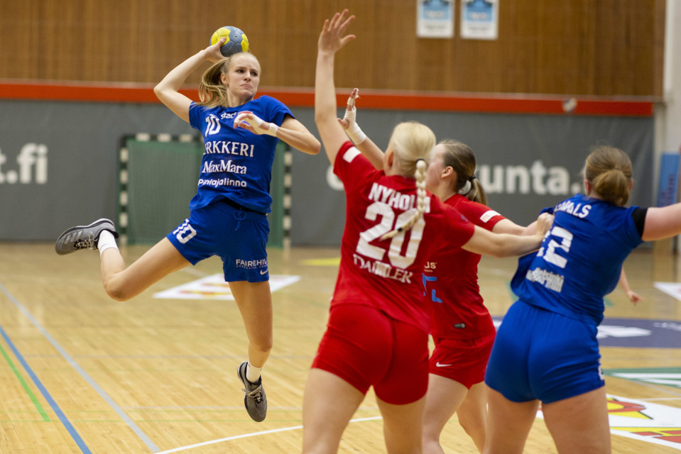 Mia Åstrand spelar handboll.