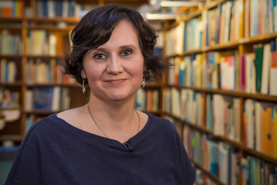 Potrettikuvassa Kelan tutkimusyksikön ryhmäpäällikkö, Hanna Koskinen