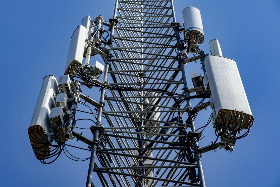 Fyra metalldosor fästa på en 5G-mast.