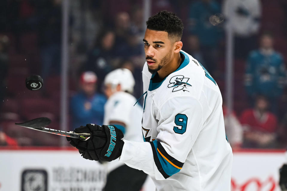 Evander Kane jonglerar med pucken.