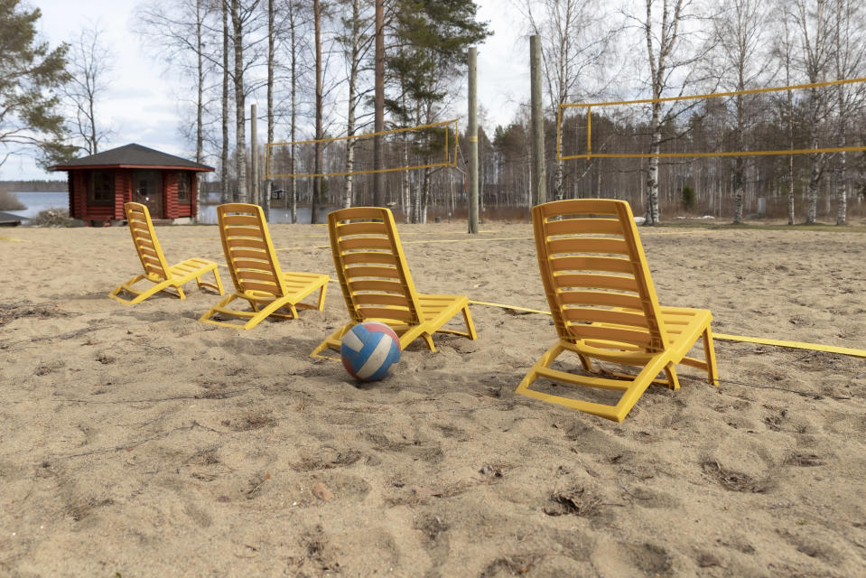 Aurinkotuoleja Kyyjärven leirintäalueen rantalentopallokentän laidalla