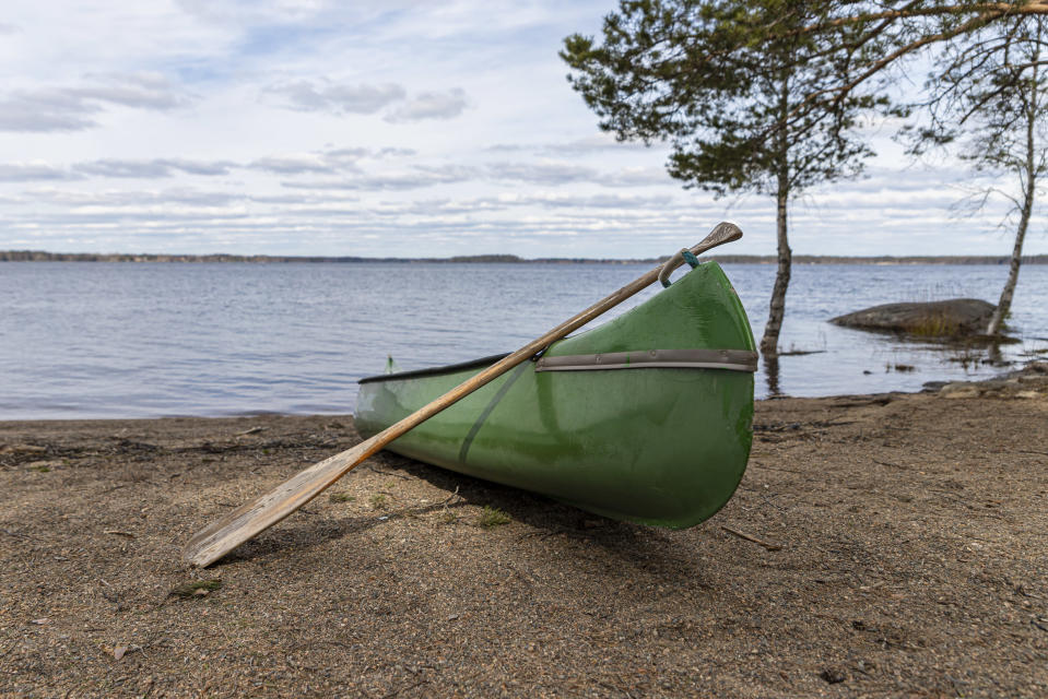 Kanootti Kyyjärven leirintäalueen rannassa