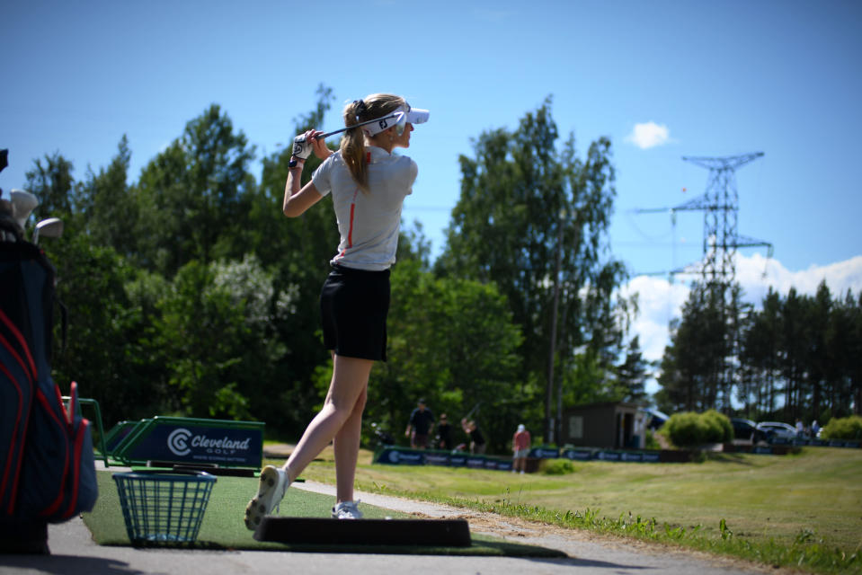 Mia Åstrand spelar golf.