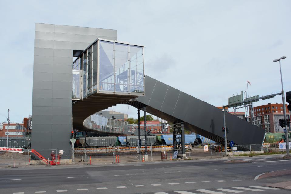 Logomon silta Ratapihankadun puolelta.