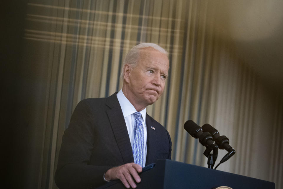 Joe Biden puhumassa  huolestuneen näköisenä Valkoisessa talossa 24. syyskuuta.