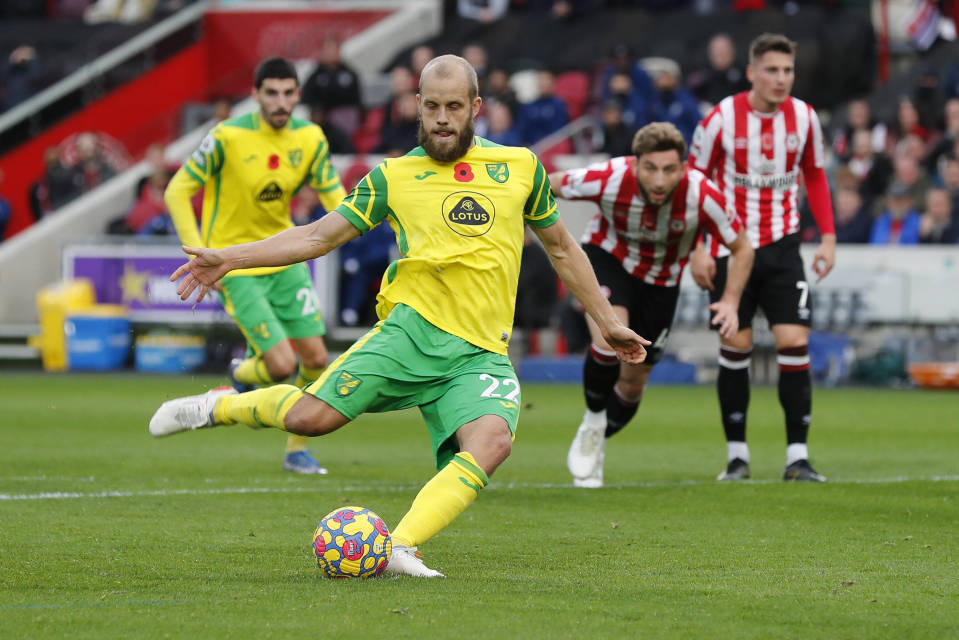 Teemu Pukki potkaisemassa palloa.