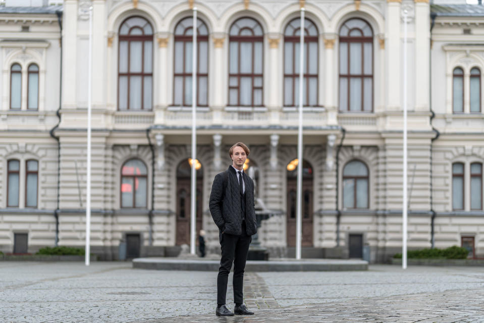 Kansanedustaja Ilmari Nurminen poseeraa kameralle Tampereen keskustorilla.