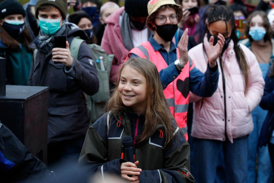 Ruotsalainen ilmastoaktivisti Greta Thunberg pitää mikrofonia kädessään mielenosoituksessa.