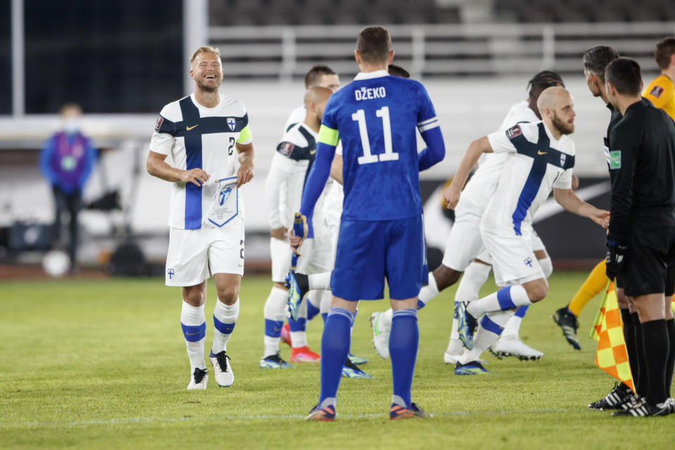 Paulus Arajuuri ler inför avspark mot Bosnien.