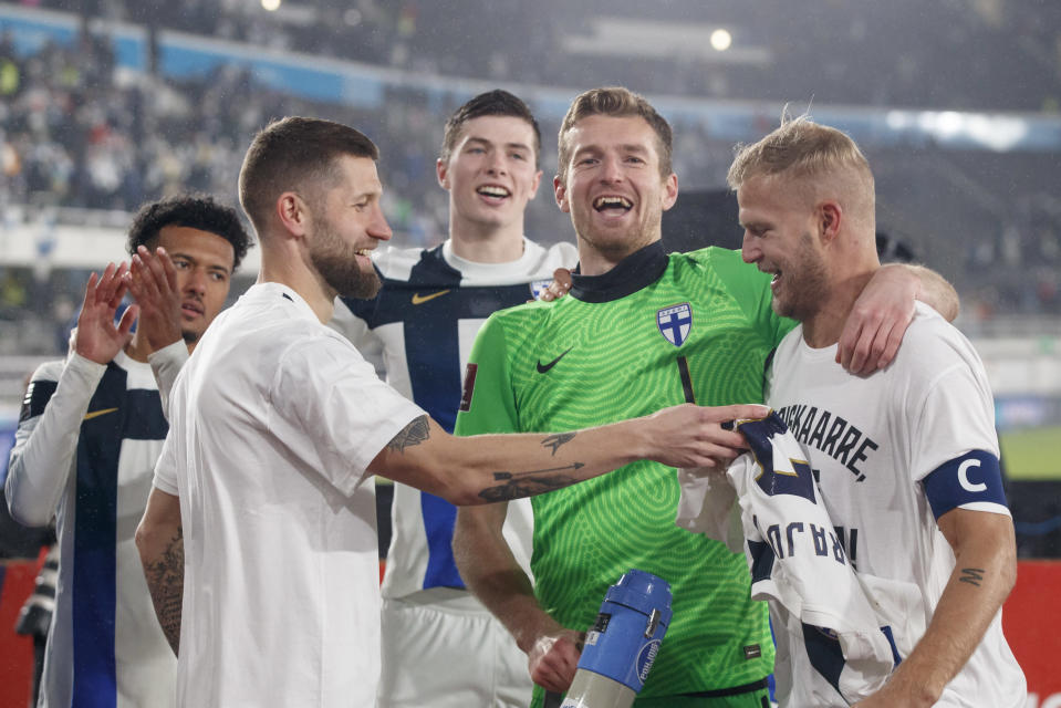 Lukas Hradecky, Joona Toivio ja Paulus Arajuuri huudattamassa Huuhkajien kannattajia.