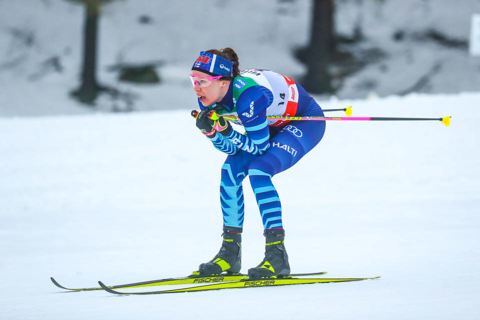 Hiihtäjä Kerttu Niskanen laskuasennossa Lahden maailmancupissa 2021.