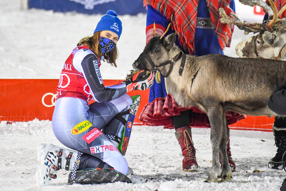 Petra Vlhova paijaa poroa ja katsoo kameraan. 