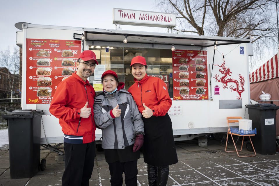 Foni Dang-Vo, Tiem Dang ja Tina Dang-Vo Timin grillin edessä. 