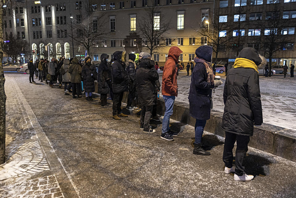 Väkeä jonottamassa pikakoronatestiin. 