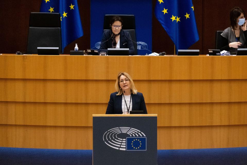 Christel Schaldemose Euroopan parlamentin kokouksessa puhumassa.