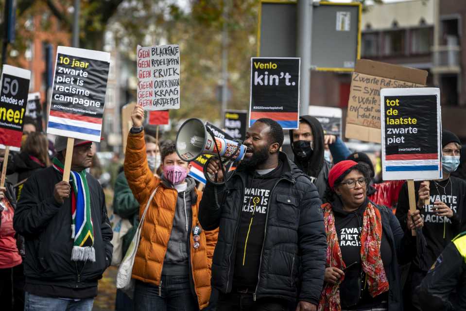 Jerry Afriyie oli paikalla KOZP:n mielenosoituksessa Bredassa 13.11.2021 