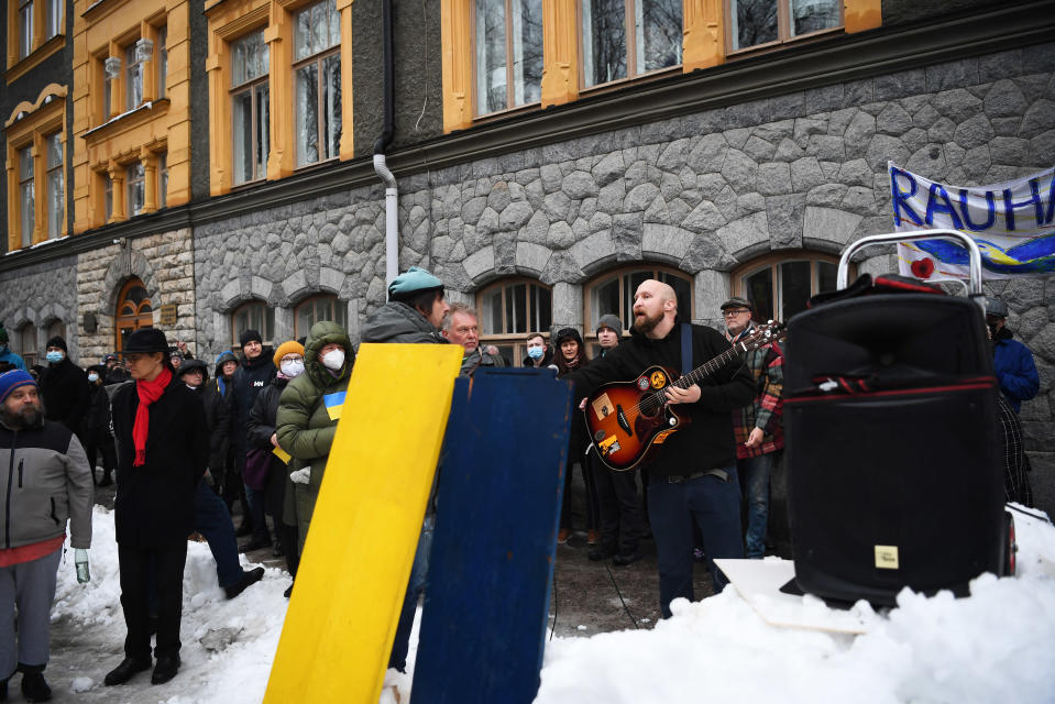 Demonstration by peace organizations in front of the Russian Embassy on Tehtaankatu in Helsinki.
