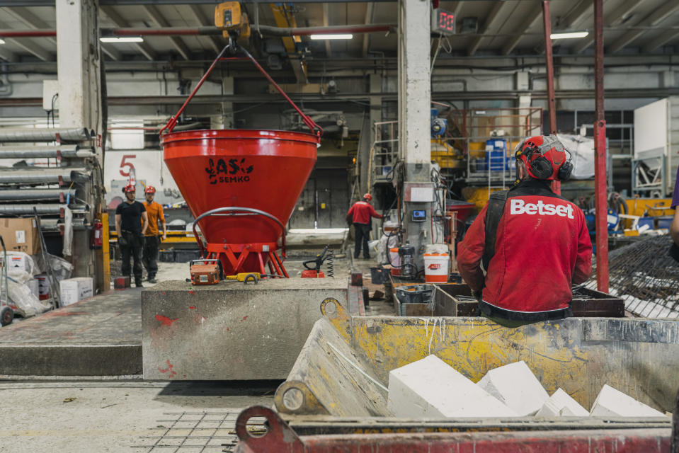 Workers are preparing for casting at the Betset plant in Kyyjärvi.