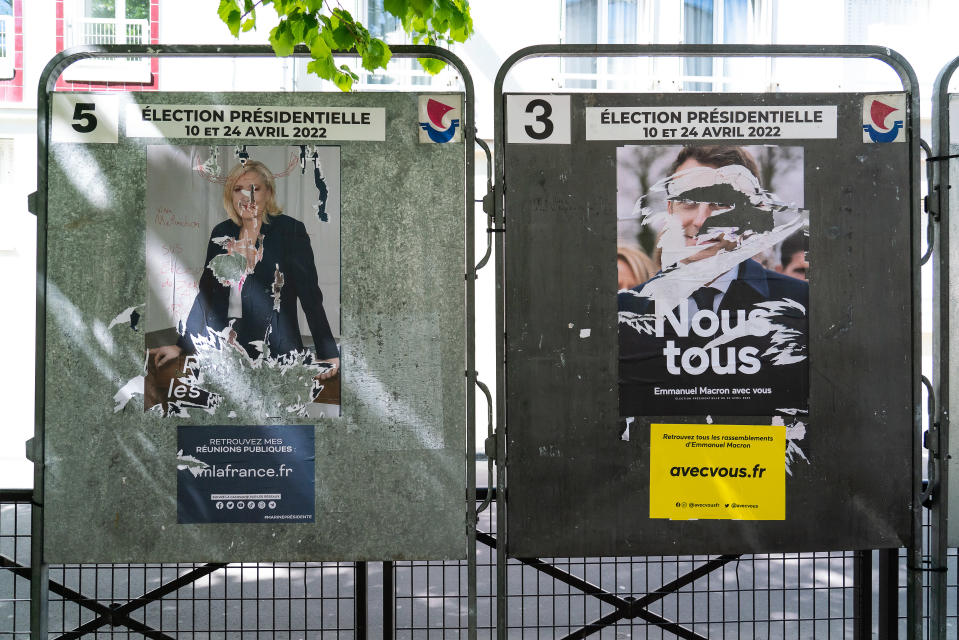 Marine Le Penin ja Emmanuel Macronin vaalijulisteet on revitty.