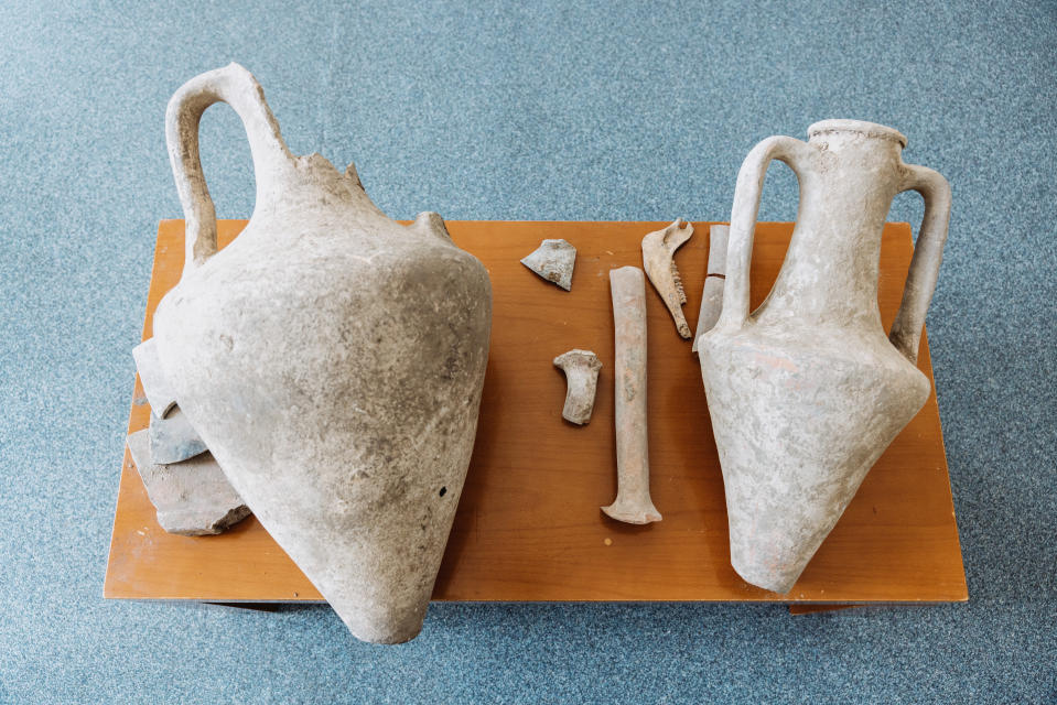Sotilaiden löytämät amforat ja muut esineet tuotiin Odessan arkeologiseen museoon.