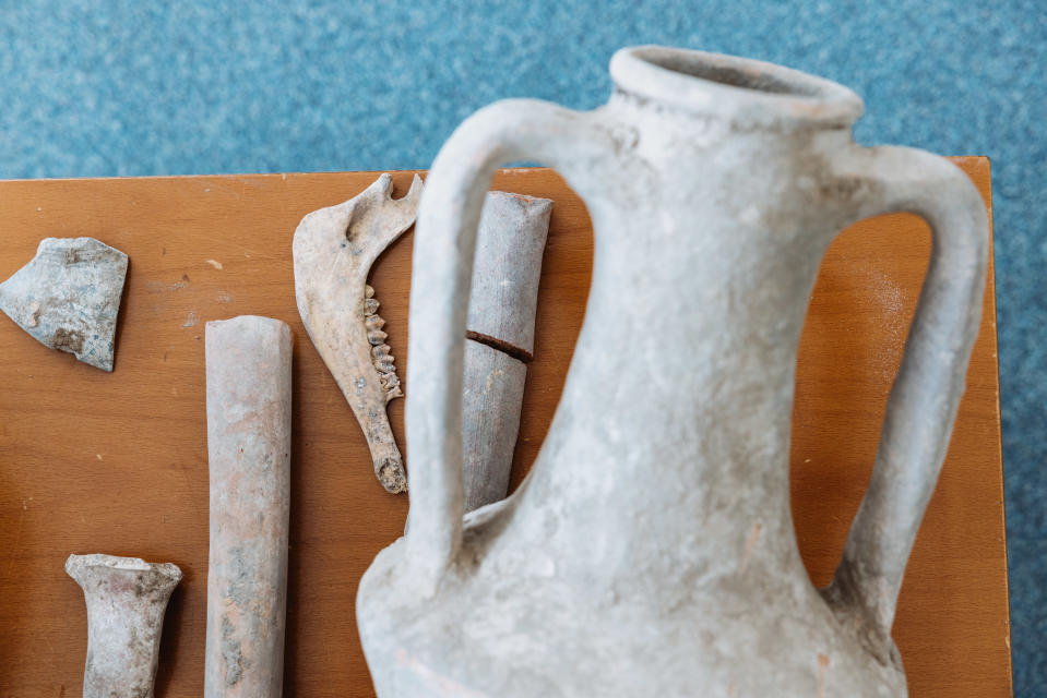  Sotilaiden löytämät amforat ja muut esineet tuotiin Odessan arkeologiseen museoon.