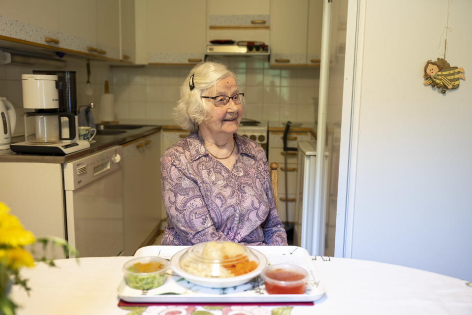 Rautalammella asuva eläkeläinen Anja Ahonen kotonaan kotiin toimitetun aterian äärellä.