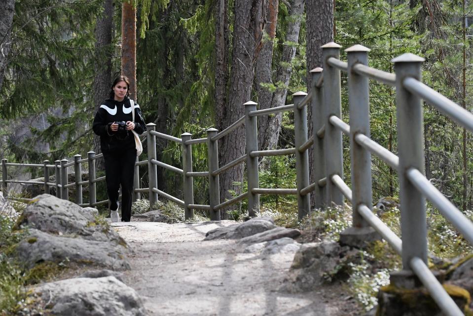 Senni Salminen kävelee Vuoksen luona Imatralla.