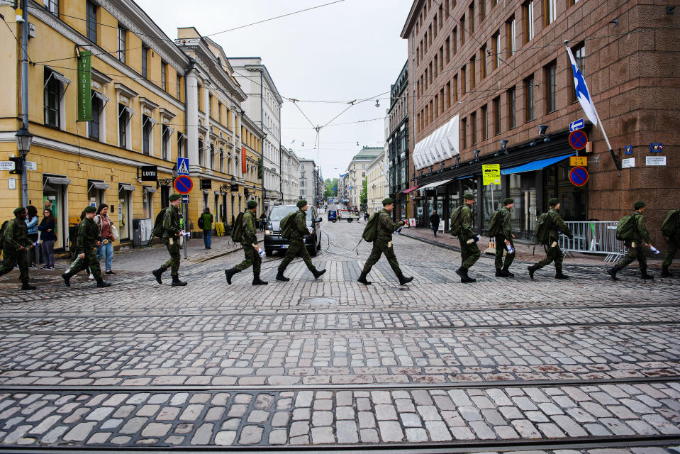 Vänrikki johdatti osan Kaartin jääkärirykmentin varusmiesosastosta Senaatintorilta Kansalaistorille.