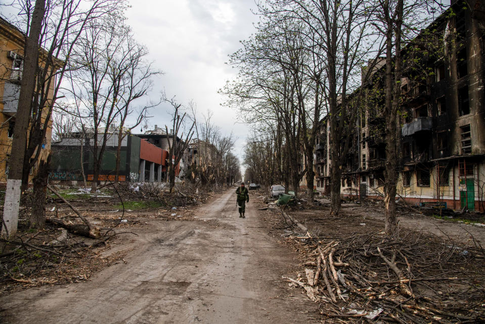 Donetskin separatistialueen nimissä olevia sotilaita taistelee Venäjän riveissä Ukrainassa. Kuvassa donetskilainen sotilas tuhotussa Mariupolissa huhtikuussa.
