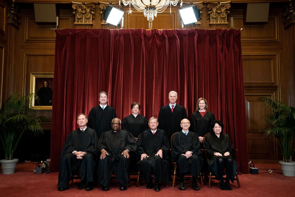 Yhdysvaltain korkeimman oikeuden tuomarit yhteiskuvassa.