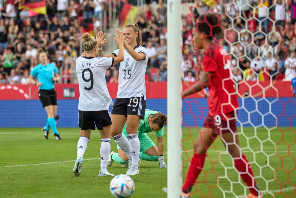 Saksan Klara Bühl tuulettaa 1-0-maalia Sveitsiä vastaan kesäkuun 24. päivä ystävyysottelussa. 