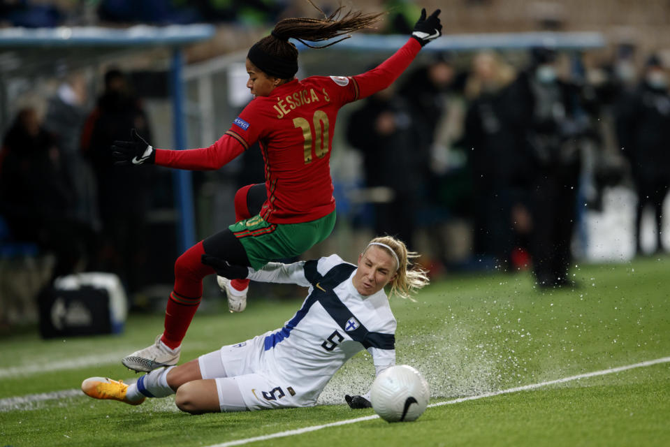 Helmareiden Emma Koivisto taklaa keltaisen kortin arvoisesti Portugalin Jessica Silvaa. Suomi voitti Portugalin 1-0 Helsingissä 19.2.2021 pelatussa karsintaottelussa ja varmisti paikkansa EM-kisoihin.