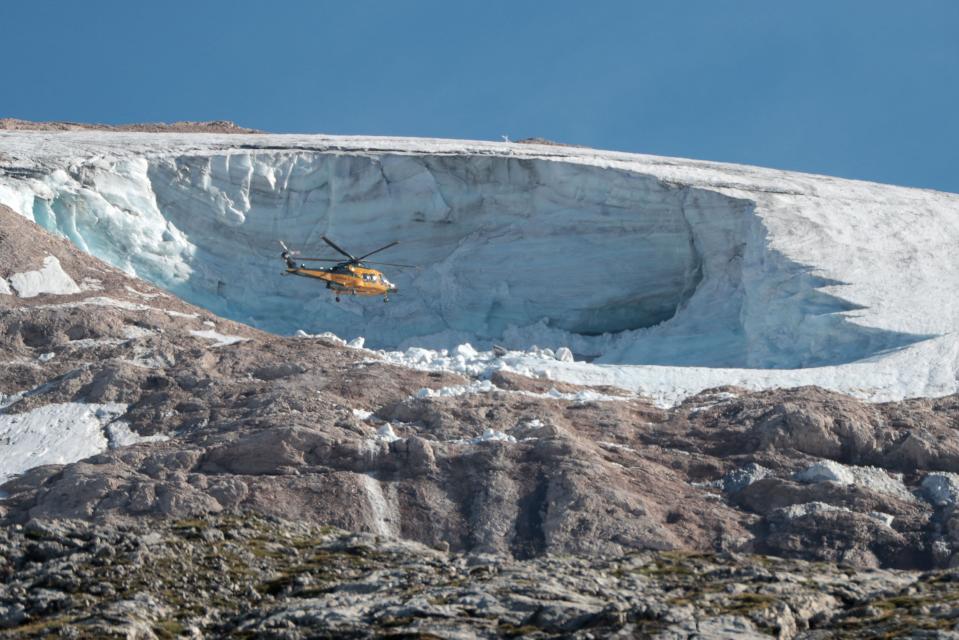 Pelastushelikopteri etsi eloonjääneitä Marmolada-vuoren ympäristöstä maanantaina 4. heinäkuuta.