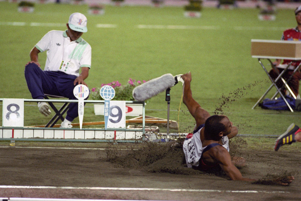 Mike Powell laskeutuu santakasaan 895 sentin kohdalla. Se on edelleen voimassa oleva maailmanennätys. Carl Lewis jäi toiseksi tuulituloksella 891.