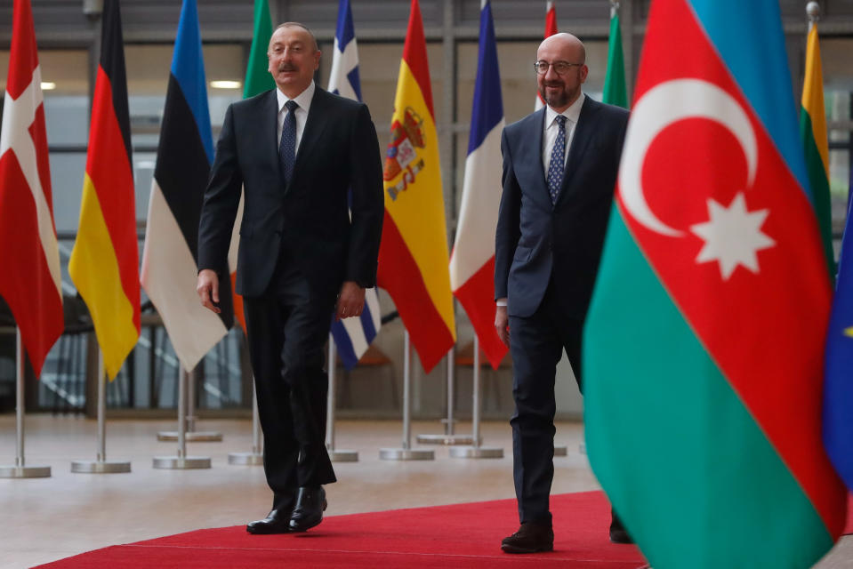 Azerbaidzanin presidentti Ilham Aliyev käveli Eurooppa-neuvoston puheenjohtaja Charles Michelin kanssa EU-kokoukseen Brysselissä. 