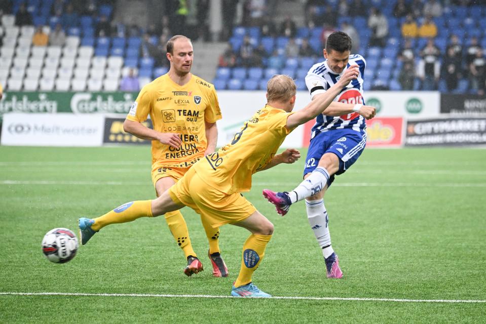 HJK:n Jukka Raitala potkaisee palloa.