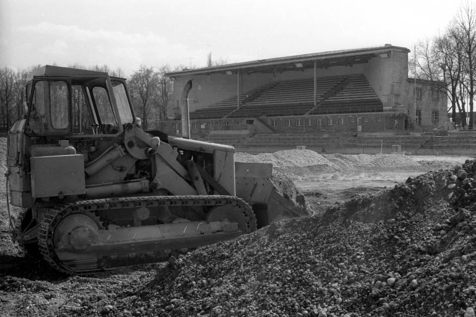 Arkistokuva Städtisches Stadion an der Dantestraßesta vuodelta 1970. Pääkatsomo ei ole sittemmin muuttunut merkittävästi.