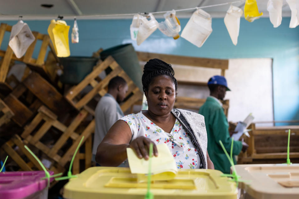 Kenialainen nainen äänestämässä