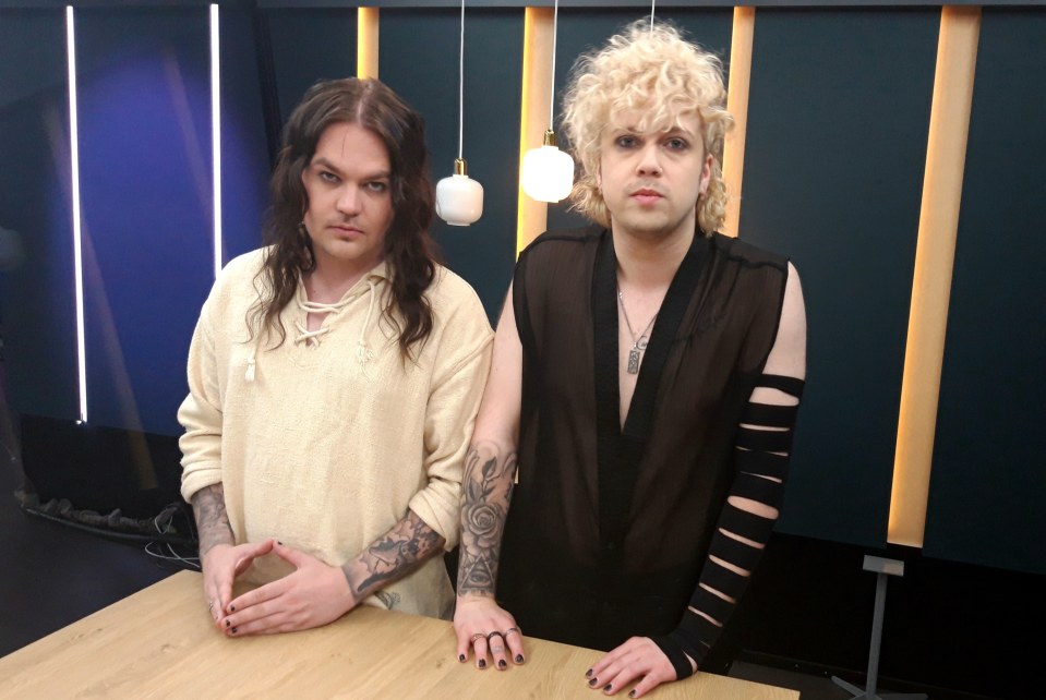 Kaksi rokkijätkää seisoo vierekkäin Ylen aamun studiossa.