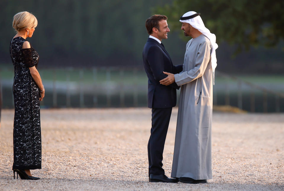 Ranskan presidentti Macron ja Yhdistyneiden Arabiemiraattien presidentti syleilevät toisiaan. 