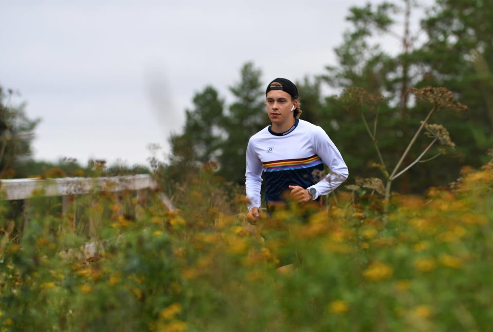 Alexander Ståhlberg löptränar längs skidspåret Vörå.