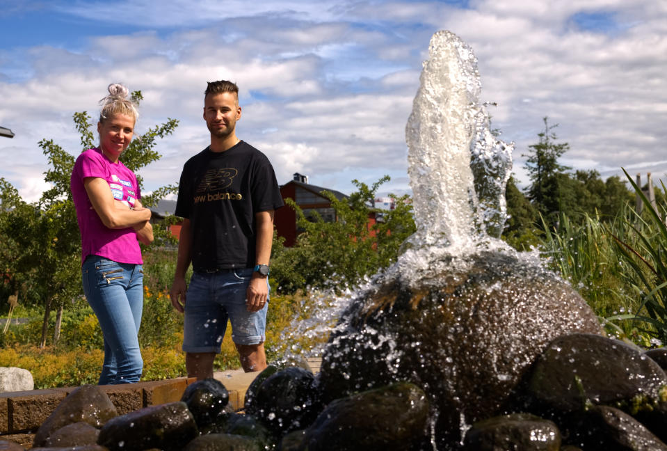 Sara Kuivisto, Olli Lappalainen ja vesilähde Porvoossa.