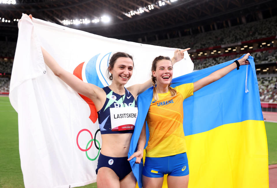 Venäläinen Marija Lasitskene ja ukrainalainen Jaroslava Mahutshih poseeraavat yhdessä kuvaajille Tokion olympialaisissa.